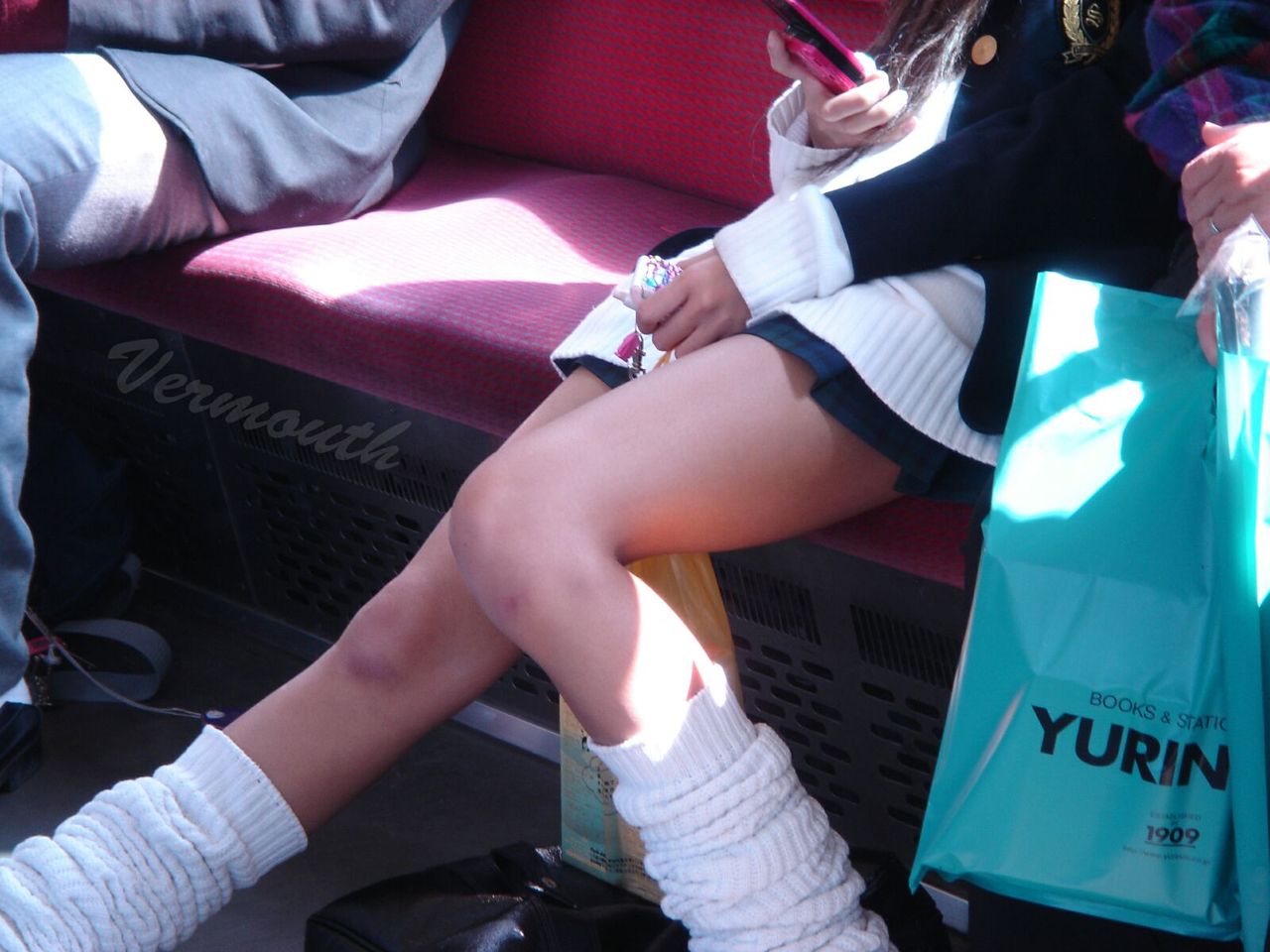 盗撮風電車で座るおいしそうな脚のルーズソックスJK女子校生画像